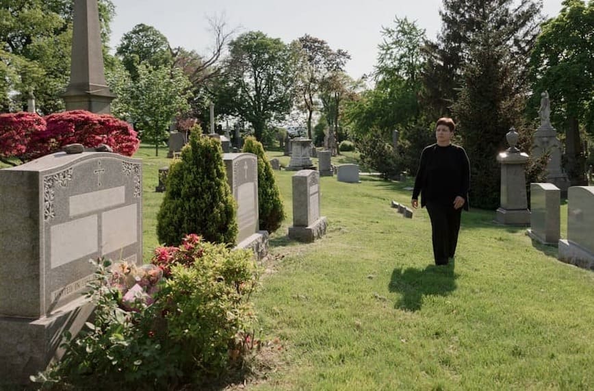 Cementerio con lapidas de marmol 