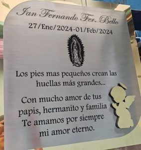 Placa funeraria para niño